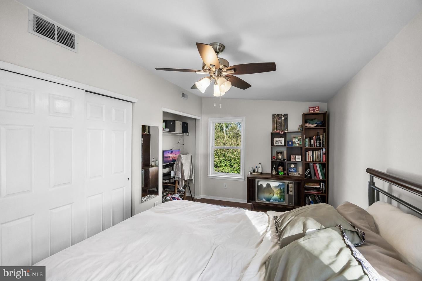 Delanco, New Jersey, 08075, United States, 5 Bedrooms Bedrooms, ,3 BathroomsBathrooms,Residential,Active,1914605