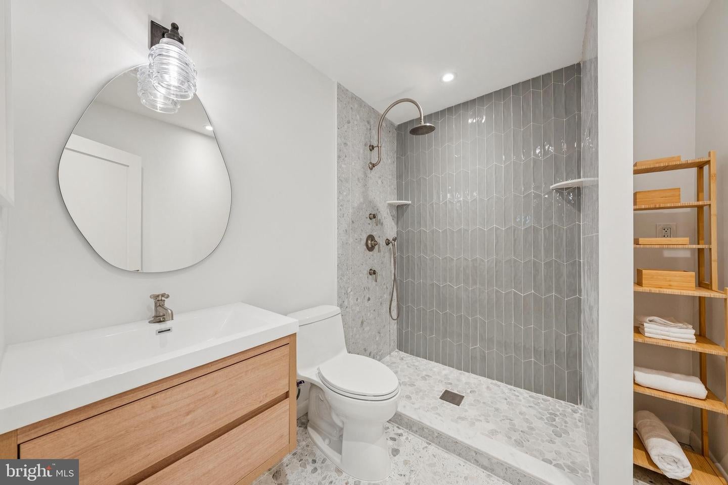 Oakton, Virginia, 22124, United States, 4 Bedrooms Bedrooms, ,4 BathroomsBathrooms,Residential,Active,1971783