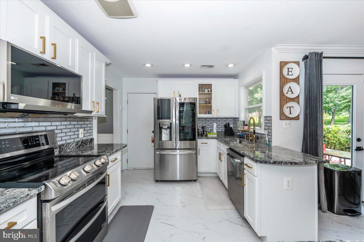 Fairfax, Virginia, 22030, United States, 5 Bedrooms Bedrooms, ,4 BathroomsBathrooms,Residential,Active,1892608