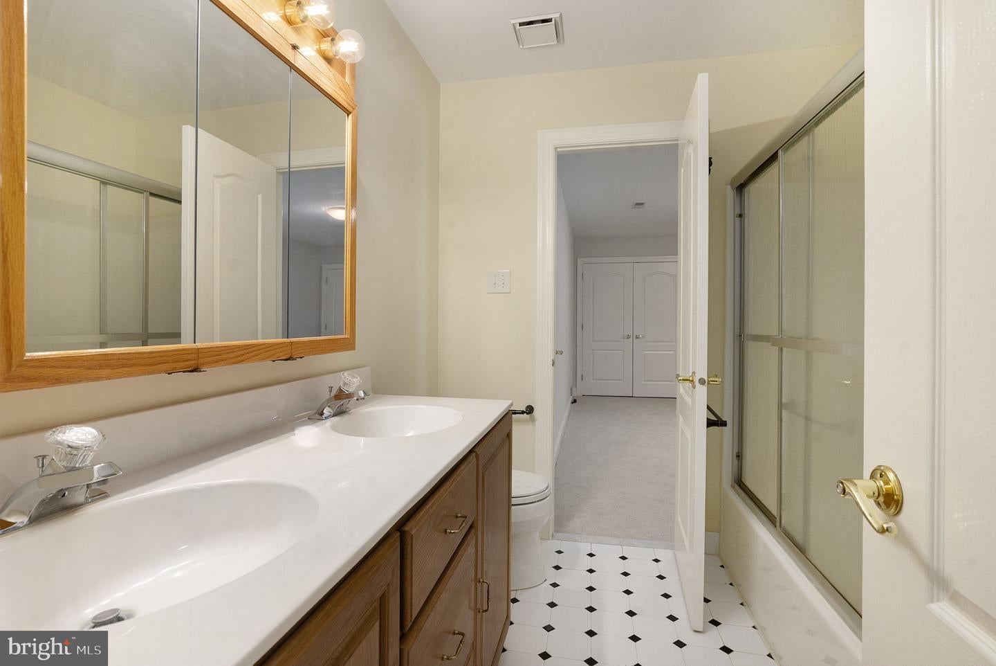 Sellersville, Pennsylvania, 18960, United States, 10 Bedrooms Bedrooms, ,7 BathroomsBathrooms,Residential,Active,1965847