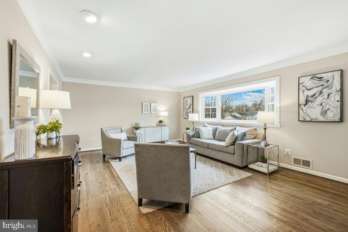 Fairfax, Virginia, 22030, United States, 5 Bedrooms Bedrooms, ,6 BathroomsBathrooms,Residential,Active,2008336