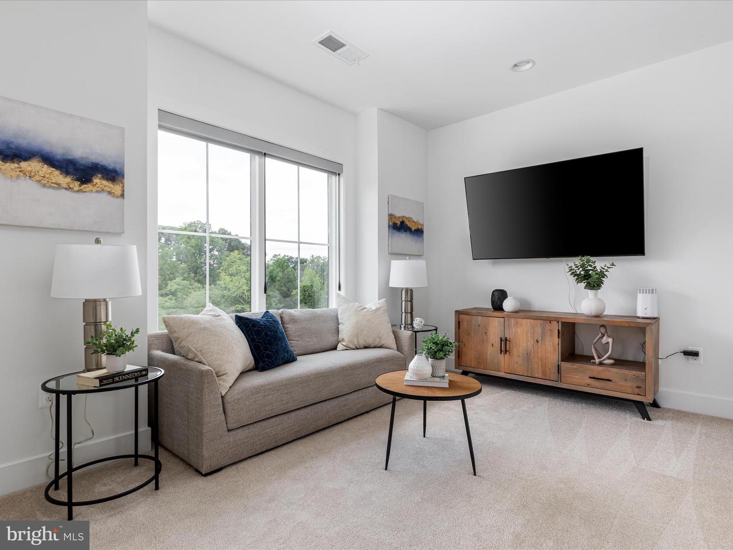 Oakton, Virginia, 22124, United States, 6 Bedrooms Bedrooms, ,6 BathroomsBathrooms,Residential,Active,1960120