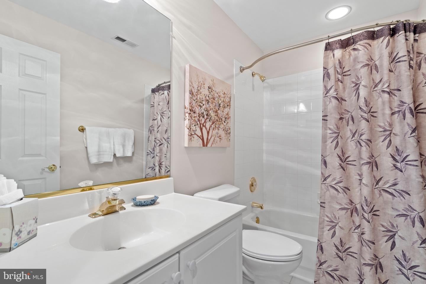 Oakton, Virginia, 22124, United States, 5 Bedrooms Bedrooms, ,5 BathroomsBathrooms,Residential,Active,1926902