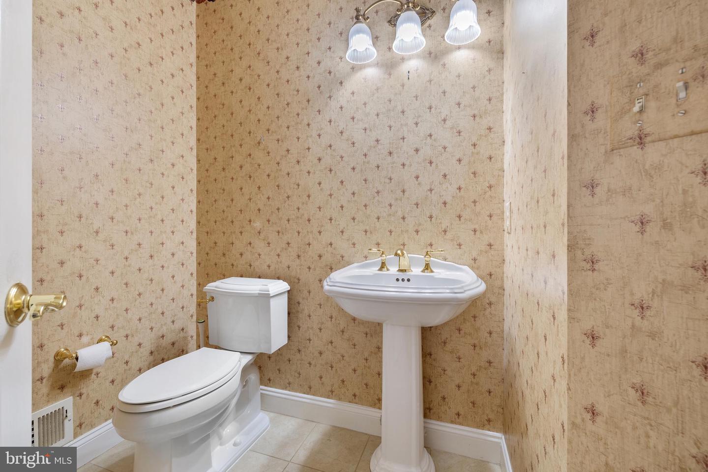 Rockville, Maryland, 20850, United States, 6 Bedrooms Bedrooms, ,5 BathroomsBathrooms,Residential,Active,1970950