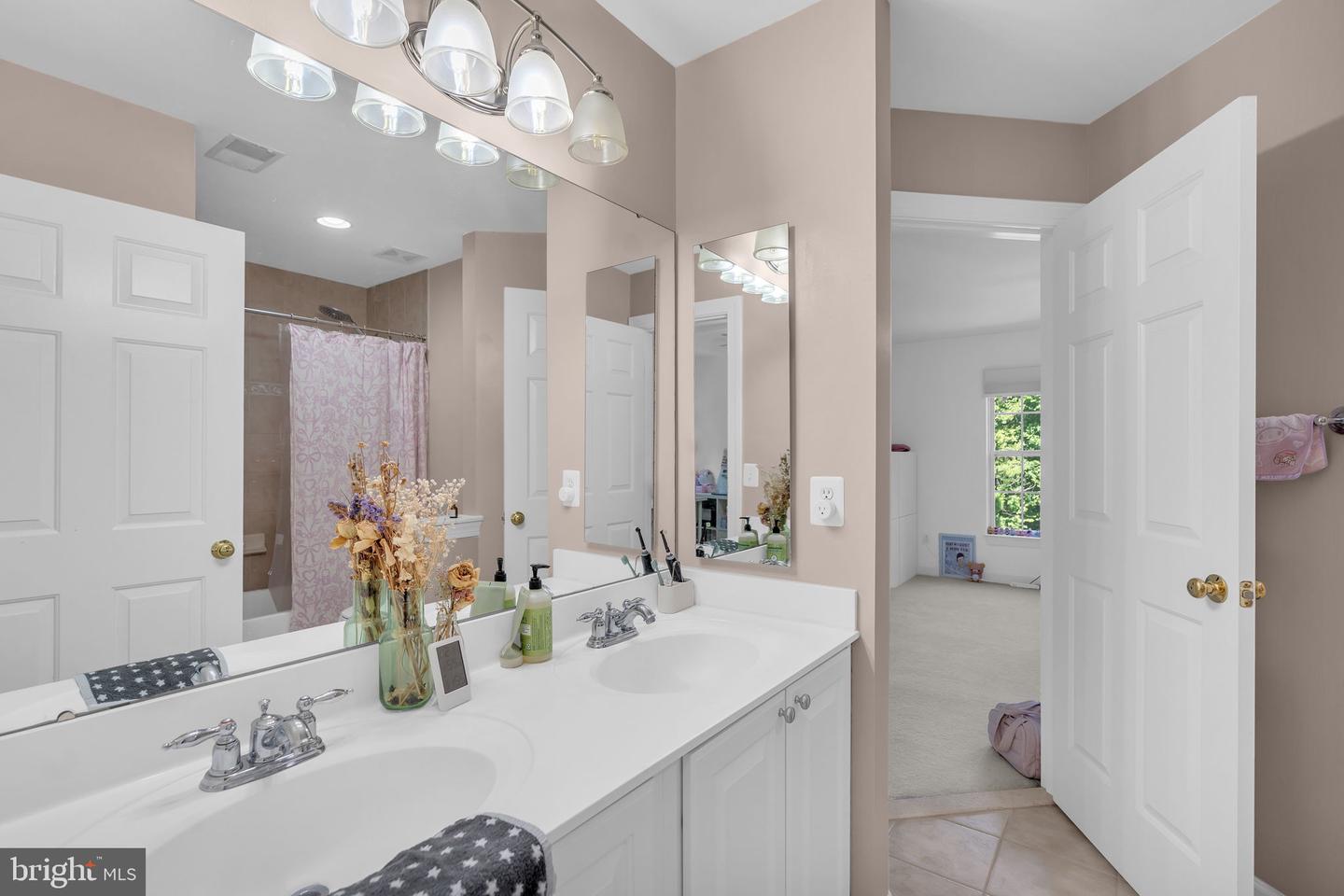 Manassas, Virginia, 20112, United States, 6 Bedrooms Bedrooms, ,5 BathroomsBathrooms,Residential,Active,2052030