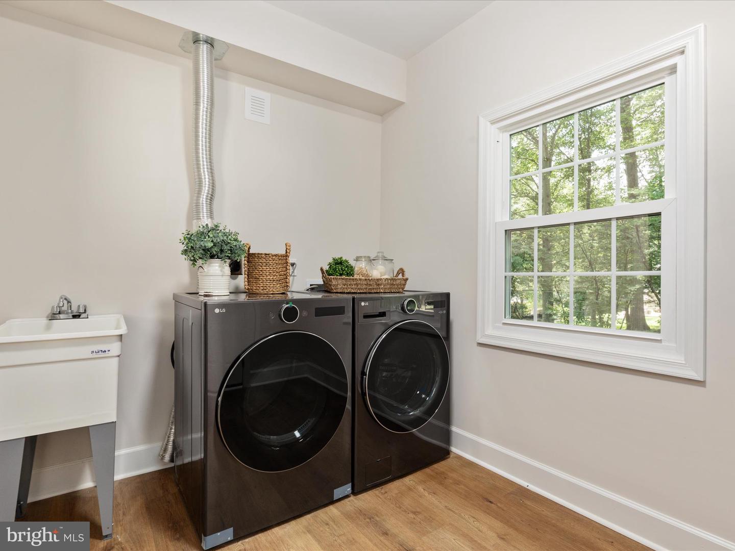 Clifton, Virginia, 20124, United States, 5 Bedrooms Bedrooms, ,5 BathroomsBathrooms,Residential,Active,1998598