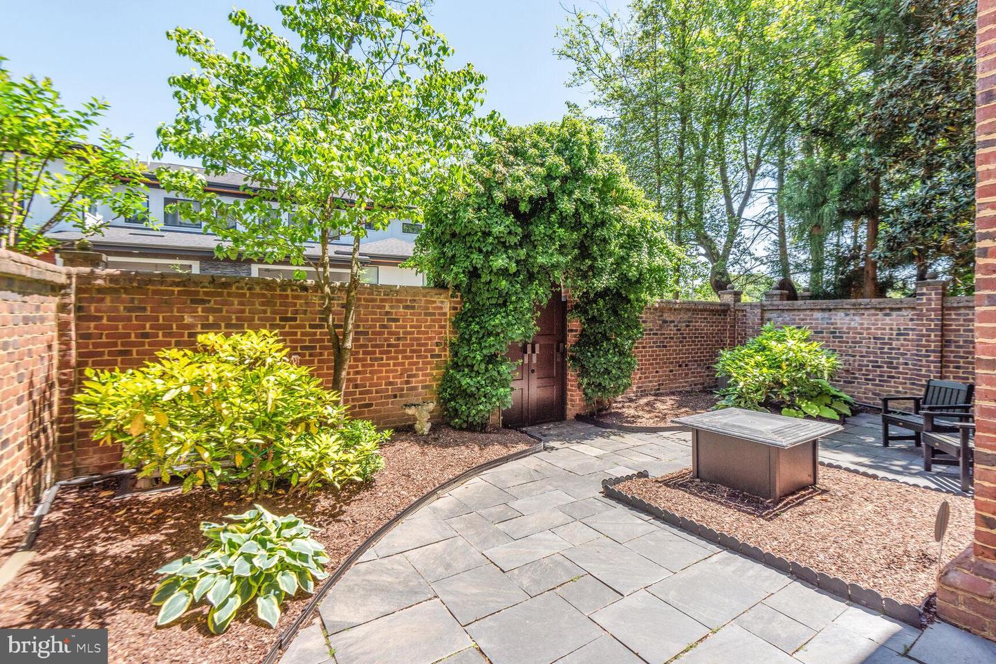 Mclean, Virginia, 22101, United States, 3 Bedrooms Bedrooms, ,6 BathroomsBathrooms,Residential,Contingent,1894225