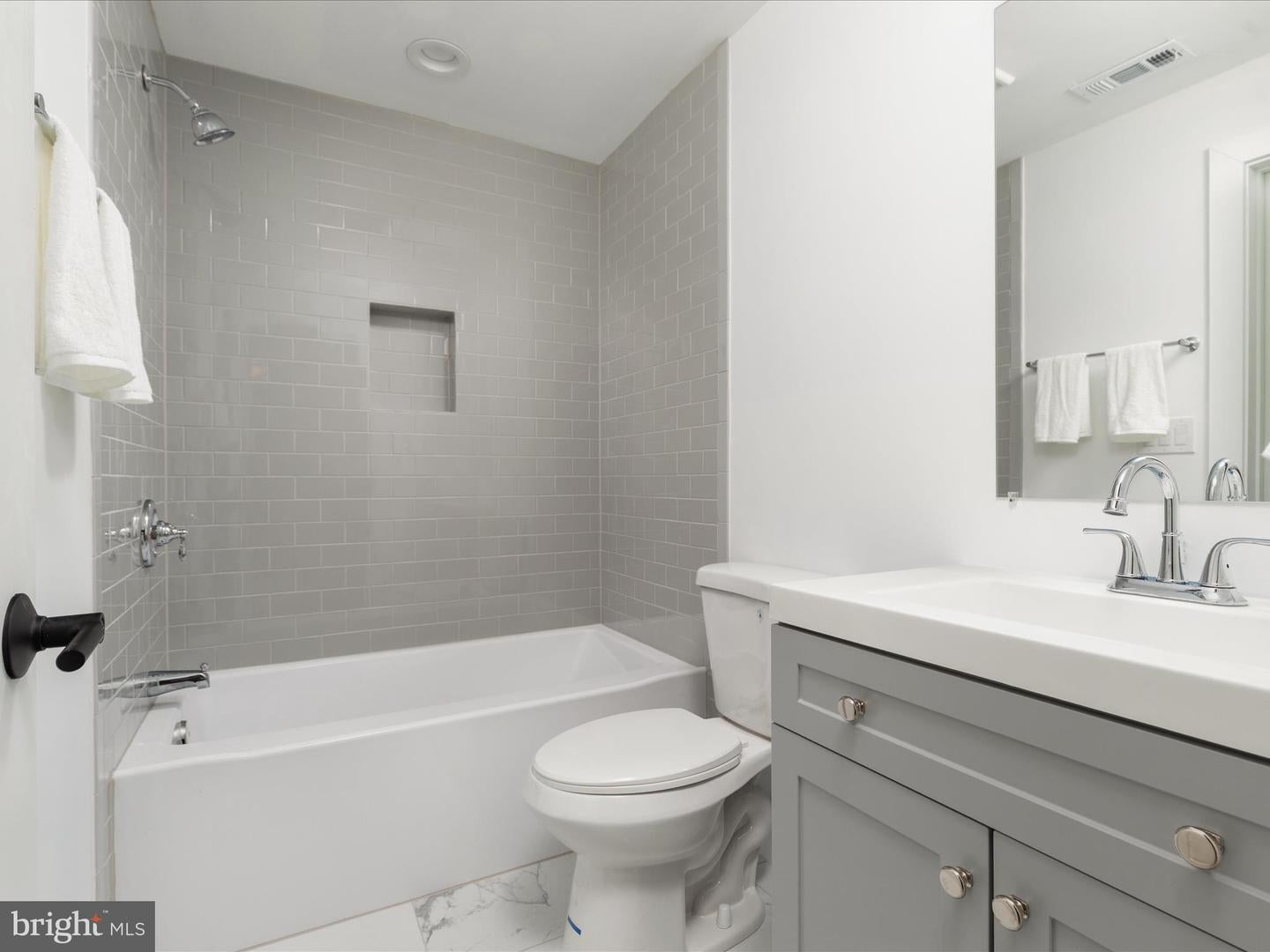 Oakton, Virginia, 22124, United States, 6 Bedrooms Bedrooms, ,6 BathroomsBathrooms,Residential,Active,1960120