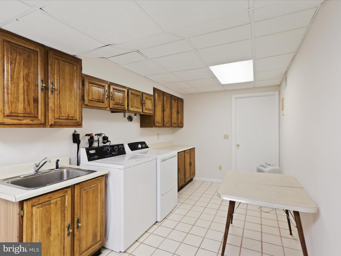 Clifton, Virginia, 20124, United States, 5 Bedrooms Bedrooms, ,4 BathroomsBathrooms,Residential,Active,1943827