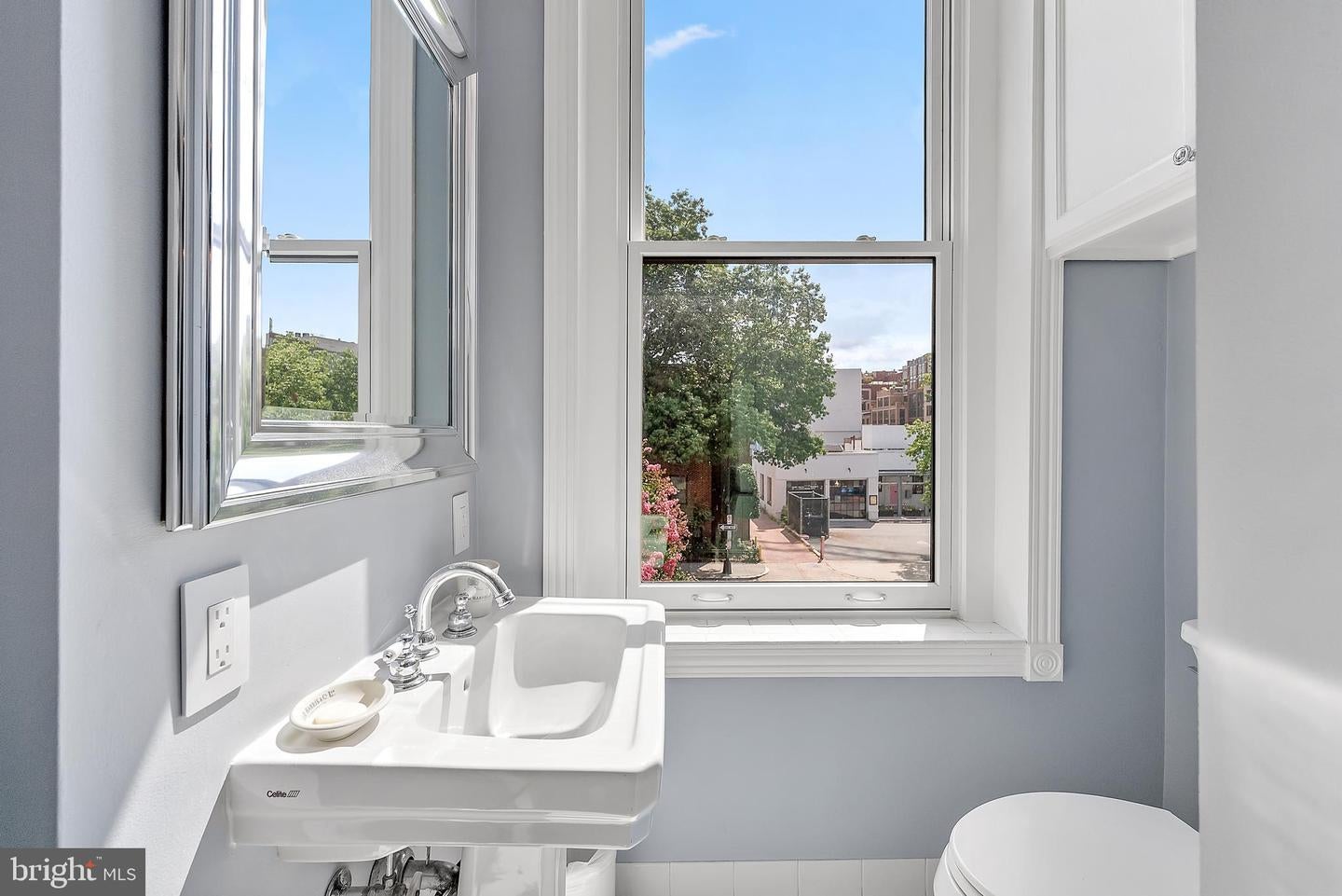 Washington, District Of Columbia, 20005, United States, 3 Bedrooms Bedrooms, ,4 BathroomsBathrooms,Residential,Active,1943762