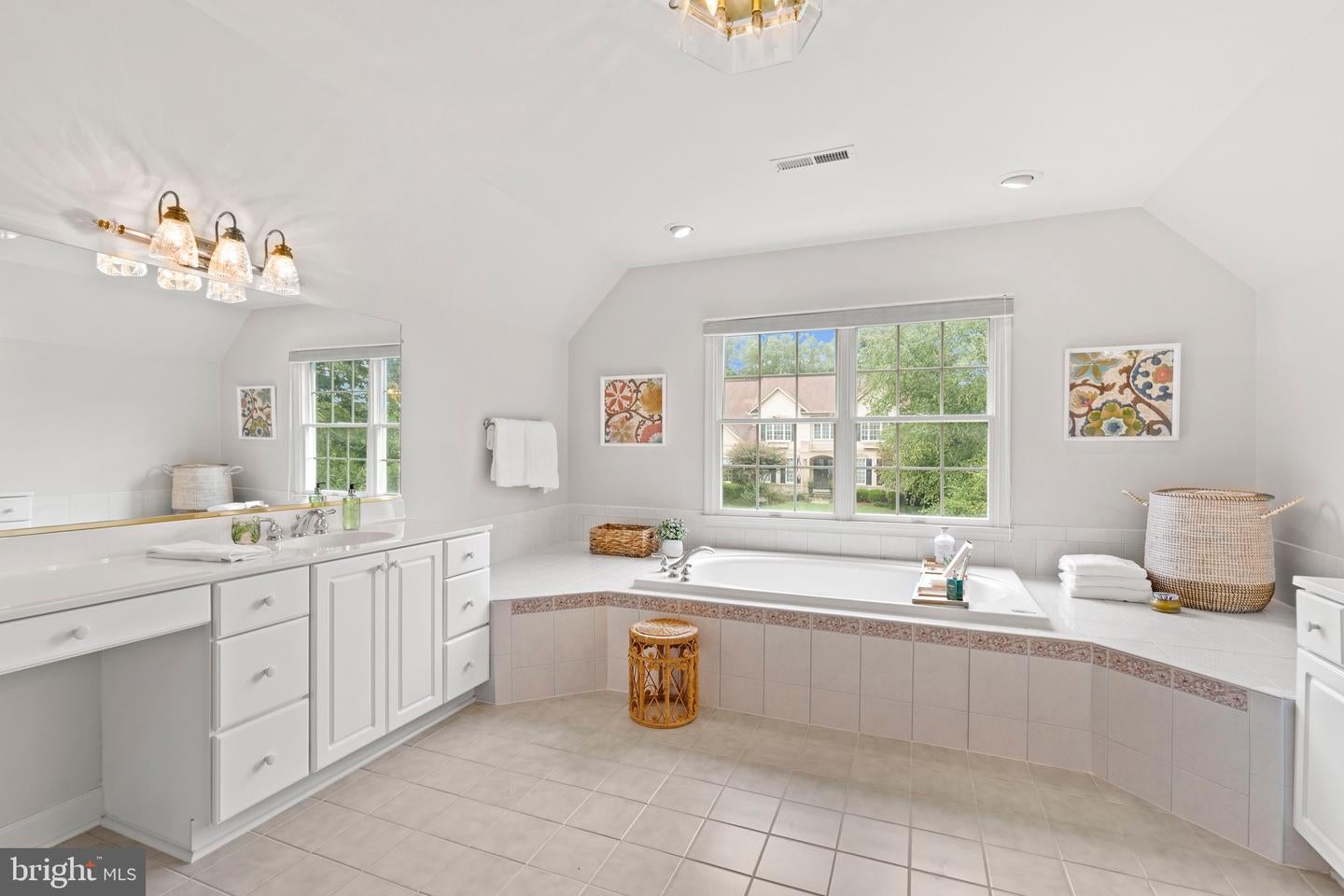 Oakton, Virginia, 22124, United States, 5 Bedrooms Bedrooms, ,5 BathroomsBathrooms,Residential,Active,1926902
