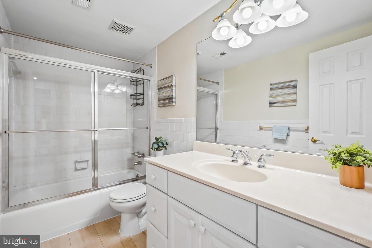 Fairfax, Virginia, 22030, United States, 5 Bedrooms Bedrooms, ,6 BathroomsBathrooms,Residential,Active,2008336