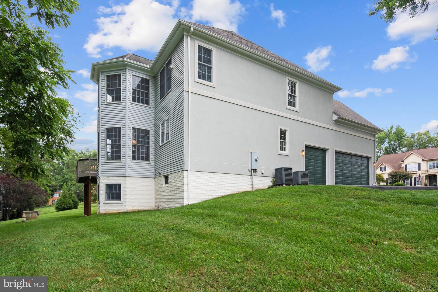 Oakton, Virginia, 22124, United States, 5 Bedrooms Bedrooms, ,5 BathroomsBathrooms,Residential,Active,1926902