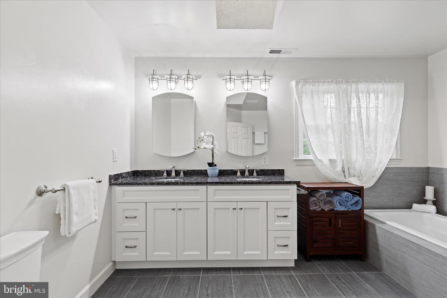 Centreville, Virginia, 20121, United States, 4 Bedrooms Bedrooms, ,3 BathroomsBathrooms,Residential,Contingent,2045785