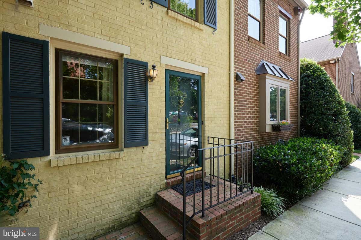 1105 PORTNER RD, ALEXANDRIA, VA 22314, photo 1 of 39