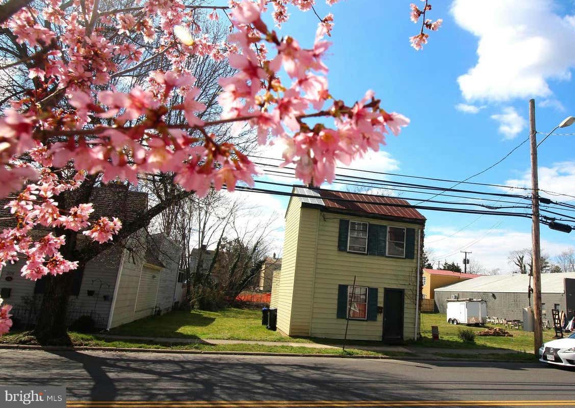 310 CHARLES ST, FREDERICKSBURG, VA 22401, photo 1 of 37