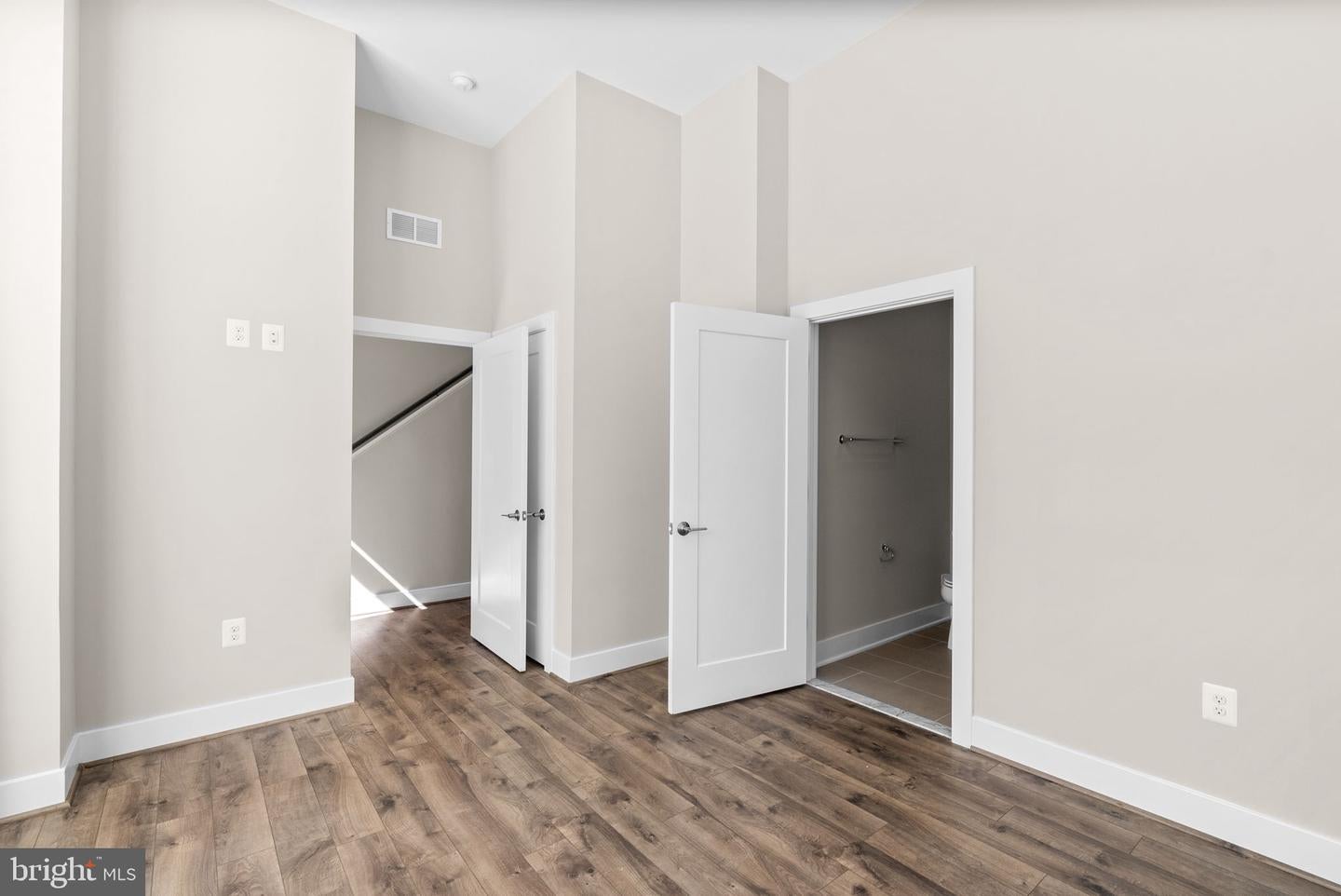 Rockville, Maryland, 20852, United States, 5 Bedrooms Bedrooms, ,5 BathroomsBathrooms,Residential,Active,1954009