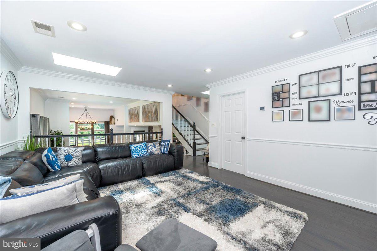 Fairfax, Virginia, 22030, United States, 5 Bedrooms Bedrooms, ,4 BathroomsBathrooms,Residential,Active,1892608