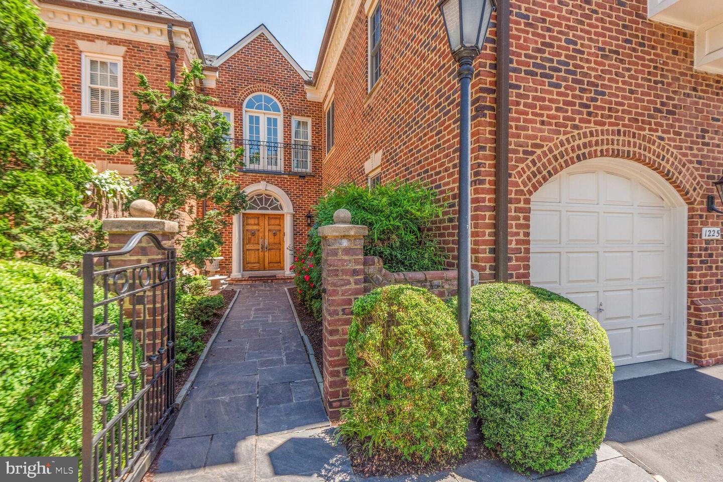 Mclean, Virginia, 22101, United States, 3 Bedrooms Bedrooms, ,6 BathroomsBathrooms,Residential,Contingent,1894225