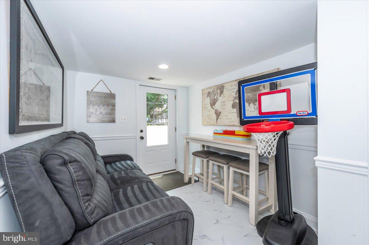 Fairfax, Virginia, 22030, United States, 5 Bedrooms Bedrooms, ,4 BathroomsBathrooms,Residential,Active,1892608