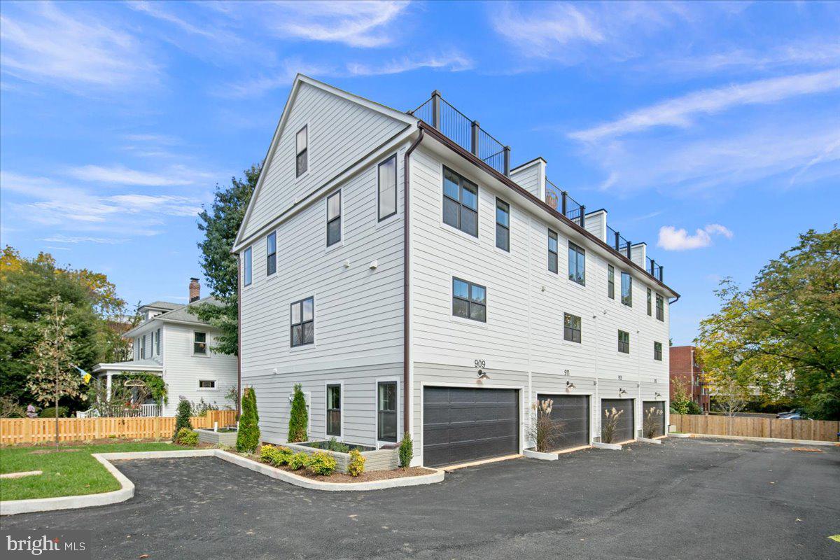 Arlington, Virginia, 22201, United States, 4 Bedrooms Bedrooms, ,5 BathroomsBathrooms,Residential,Active,2011879