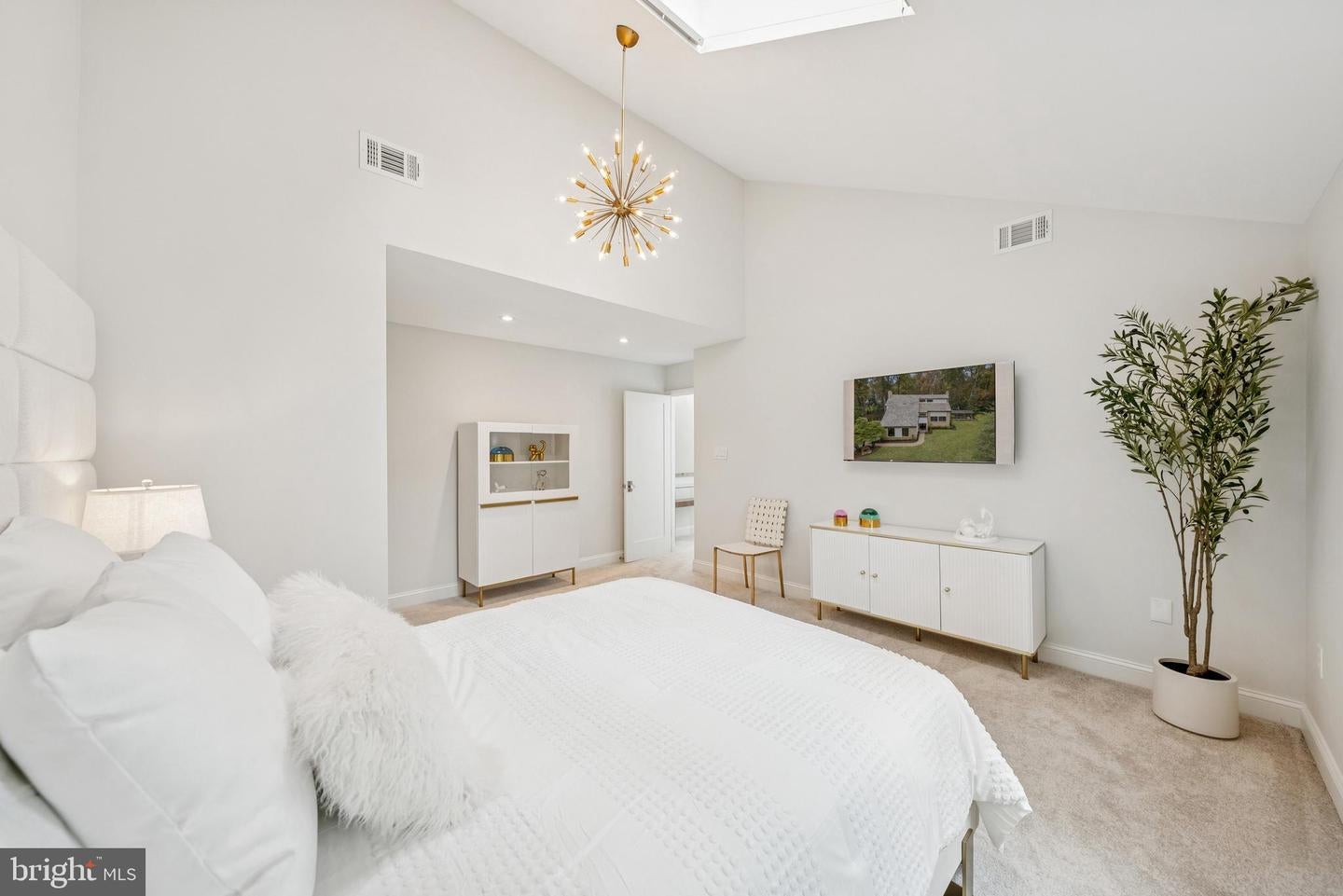 Oakton, Virginia, 22124, United States, 4 Bedrooms Bedrooms, ,4 BathroomsBathrooms,Residential,Active,1971783