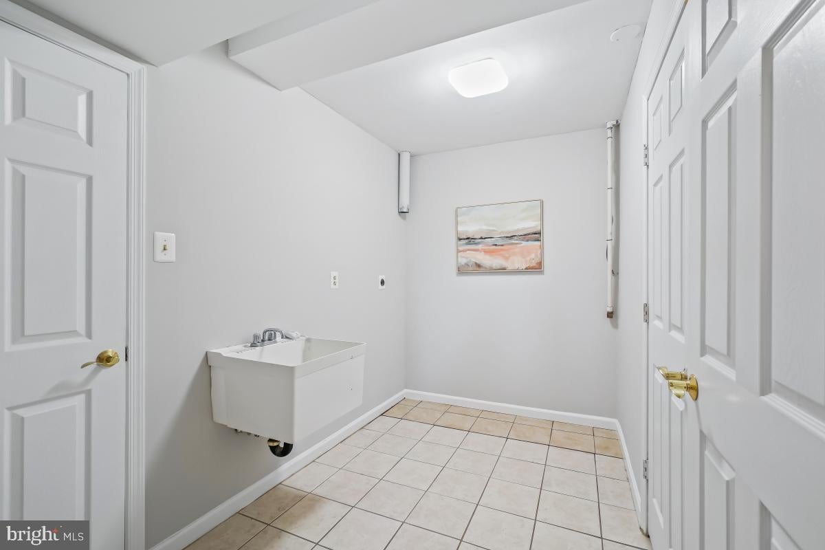 Fairfax, Virginia, 22030, United States, 5 Bedrooms Bedrooms, ,6 BathroomsBathrooms,Residential,Active,2008336