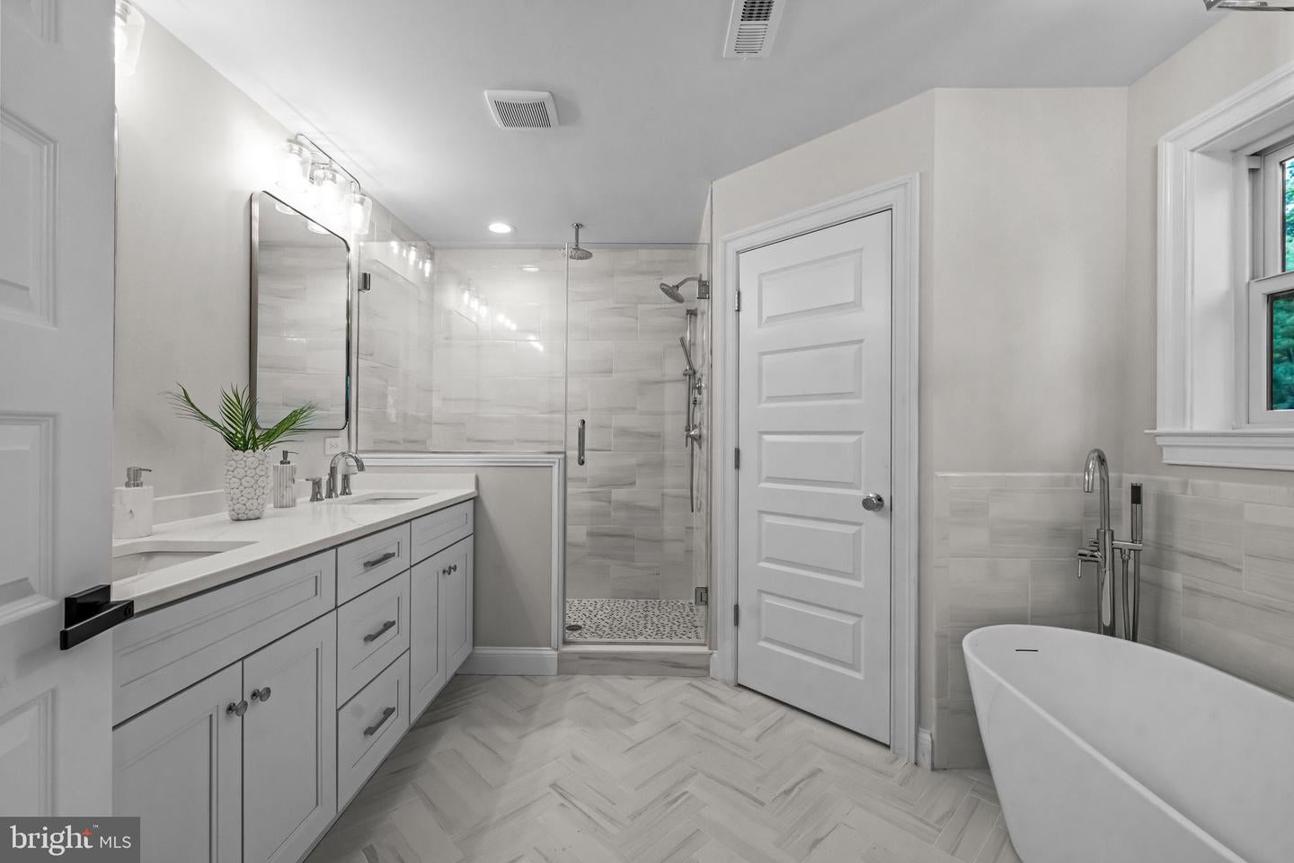 Haddonfield, New Jersey, 08033, United States, 4 Bedrooms Bedrooms, ,4 BathroomsBathrooms,Residential,Active,1886827