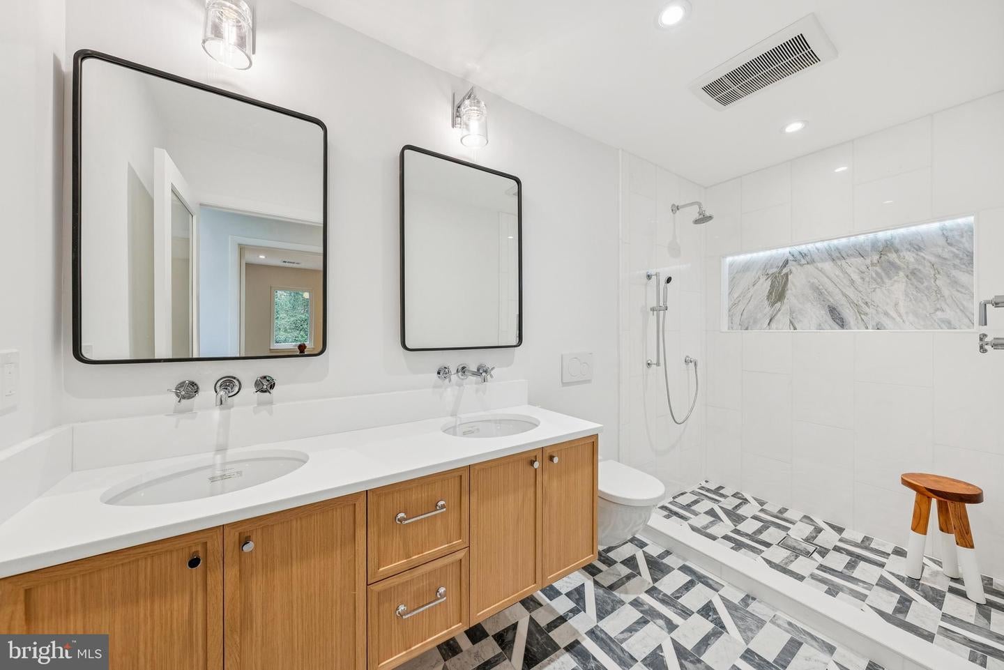 Oakton, Virginia, 22124, United States, 4 Bedrooms Bedrooms, ,4 BathroomsBathrooms,Residential,Active,1971783