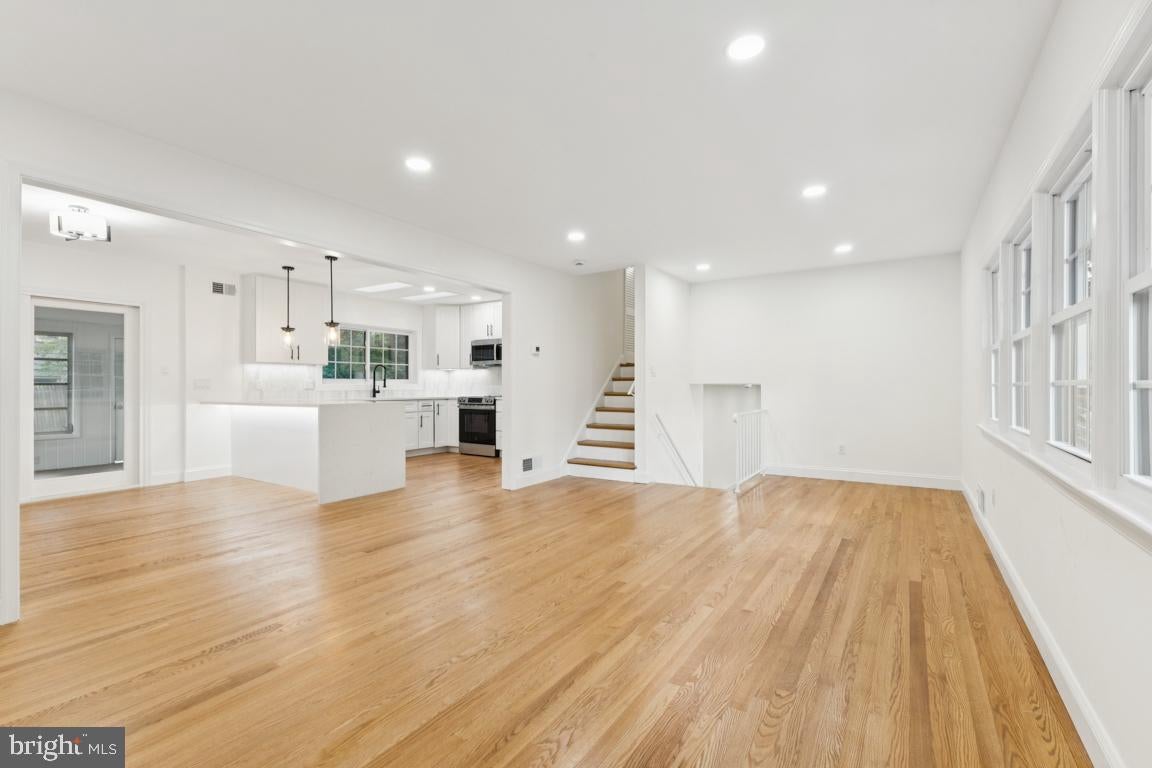 Arlington, Virginia, 22207, United States, 4 Bedrooms Bedrooms, ,3 BathroomsBathrooms,Residential,Active,1934775