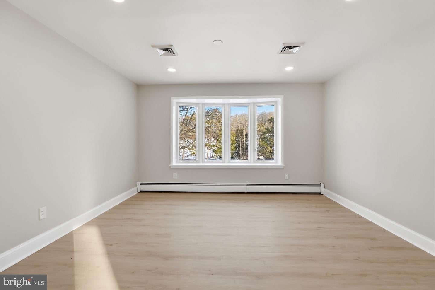 Clarksburg, Maryland, 20871, United States, 5 Bedrooms Bedrooms, ,3 BathroomsBathrooms,Residential,Active,1996277