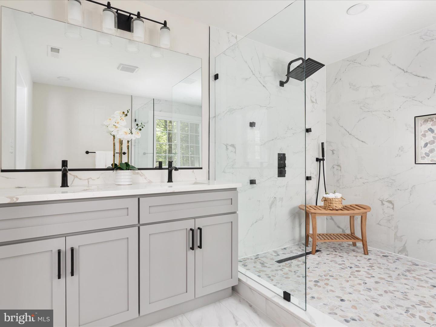 Clifton, Virginia, 20124, United States, 5 Bedrooms Bedrooms, ,5 BathroomsBathrooms,Residential,Active,1998598