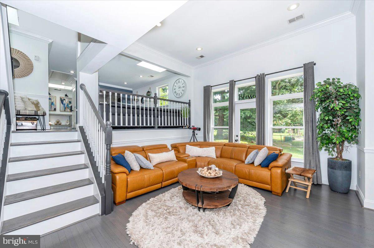 Fairfax, Virginia, 22030, United States, 5 Bedrooms Bedrooms, ,4 BathroomsBathrooms,Residential,Active,1892608