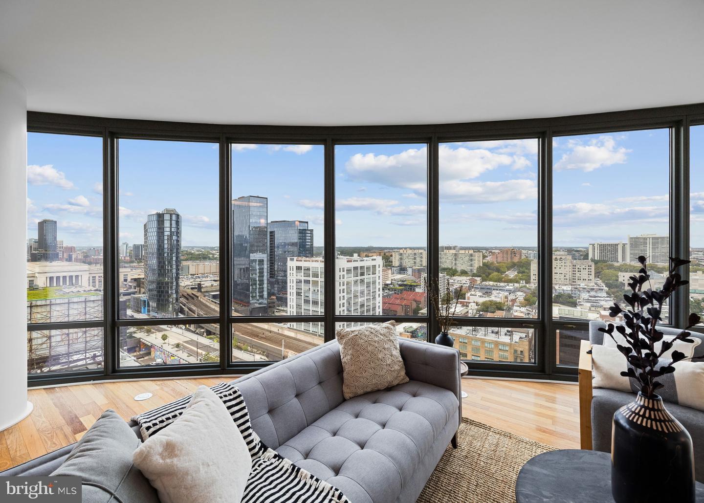 Philadelphia, Pennsylvania, 19103, United States, 3 Bedrooms Bedrooms, ,4 BathroomsBathrooms,Residential,Active,1993681