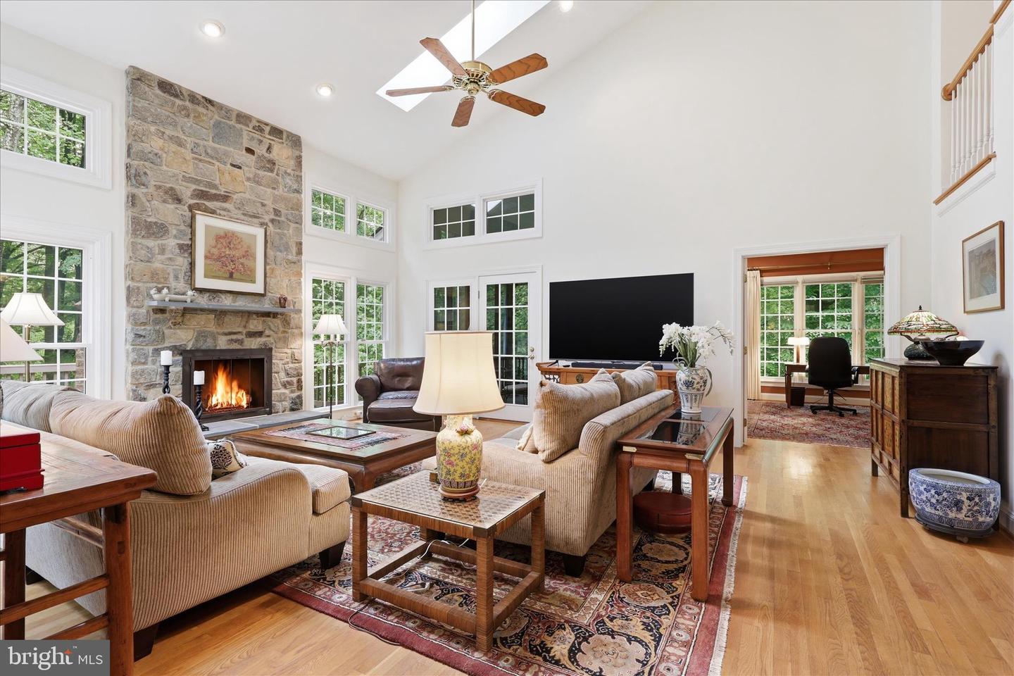 Oakton, Virginia, 22124, United States, 5 Bedrooms Bedrooms, ,5 BathroomsBathrooms,Residential,Pending,2045766
