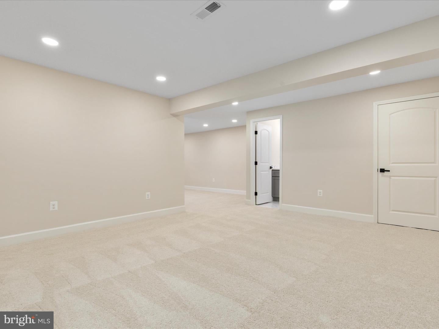 Clifton, Virginia, 20124, United States, 5 Bedrooms Bedrooms, ,5 BathroomsBathrooms,Residential,Active,1998598