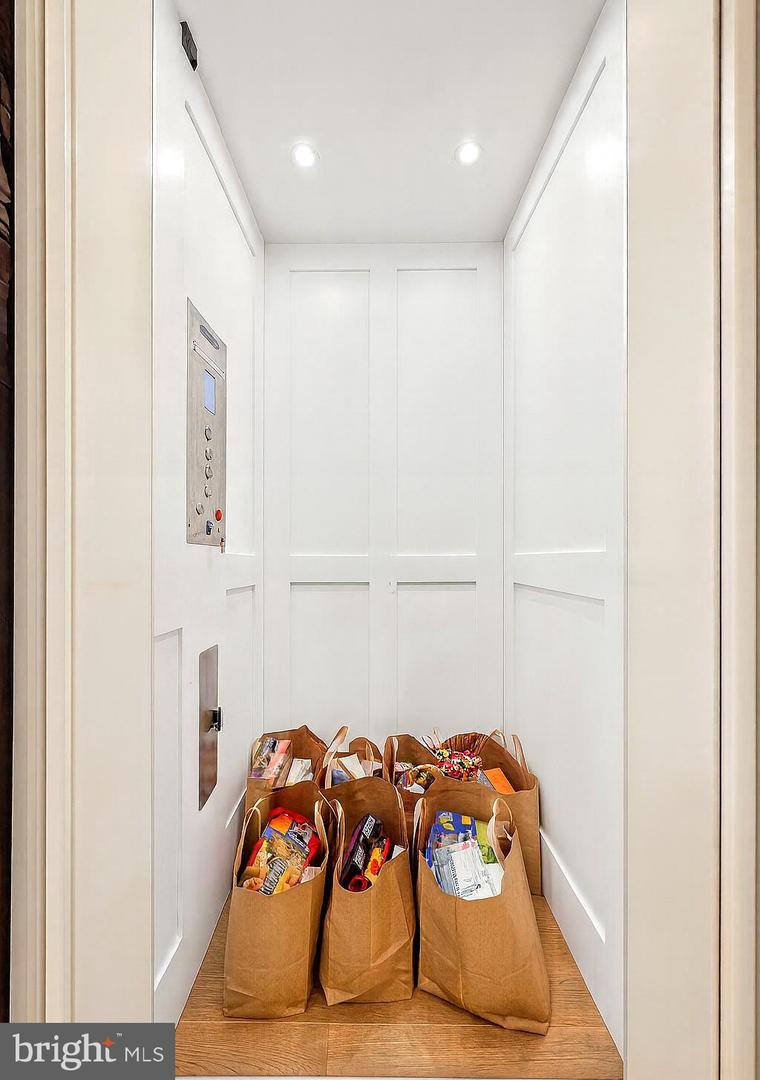 Alexandria, Virginia, 22314, United States, 3 Bedrooms Bedrooms, ,4 BathroomsBathrooms,Residential,Active,1933713