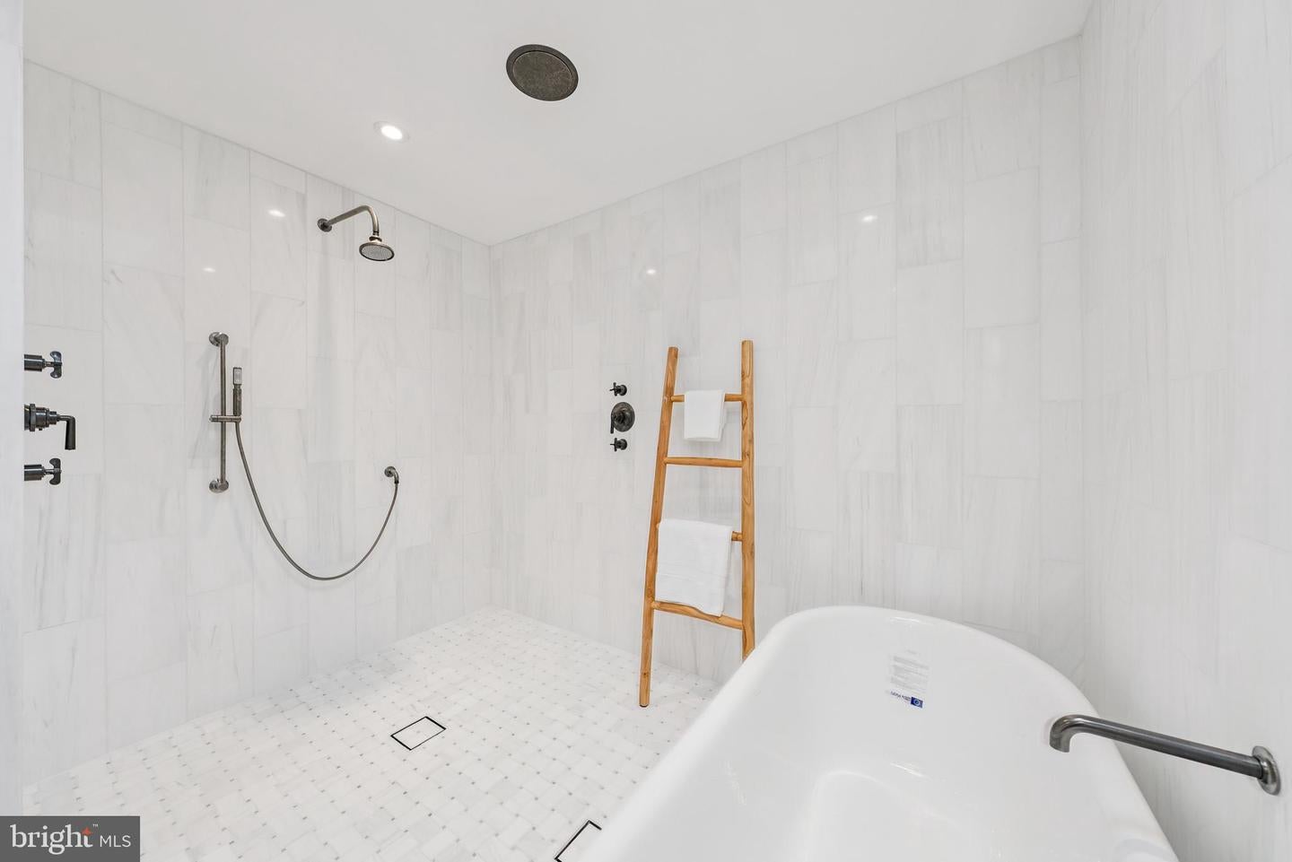 Oakton, Virginia, 22124, United States, 4 Bedrooms Bedrooms, ,4 BathroomsBathrooms,Residential,Active,1971783