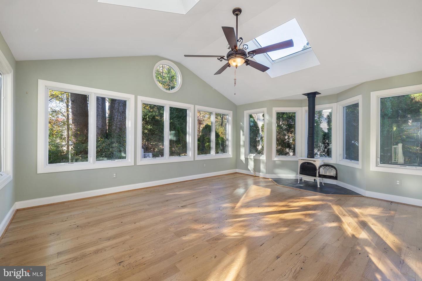 Rockville, Maryland, 20850, United States, 6 Bedrooms Bedrooms, ,5 BathroomsBathrooms,Residential,Active,1970950