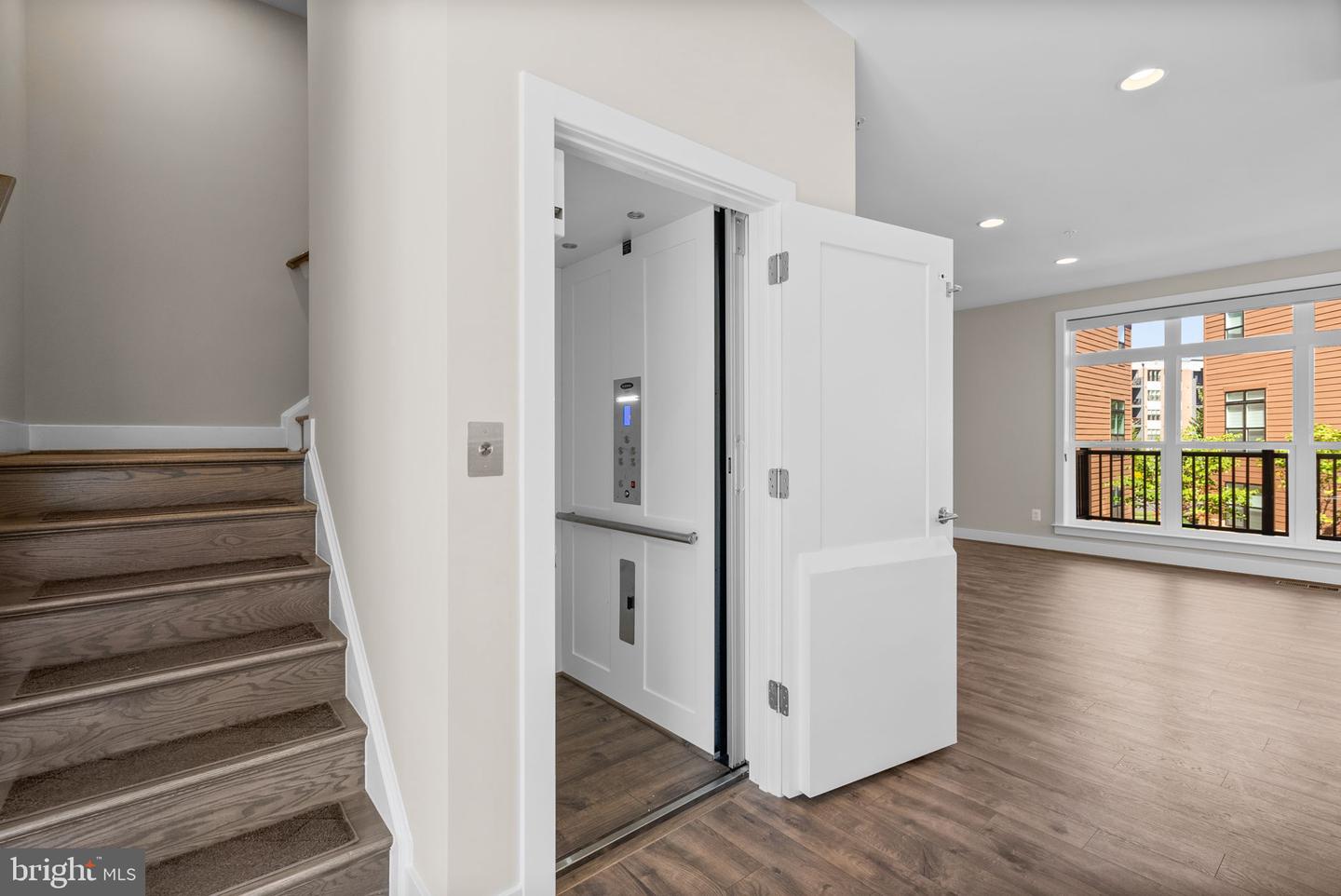 Rockville, Maryland, 20852, United States, 5 Bedrooms Bedrooms, ,5 BathroomsBathrooms,Residential,Active,1954009