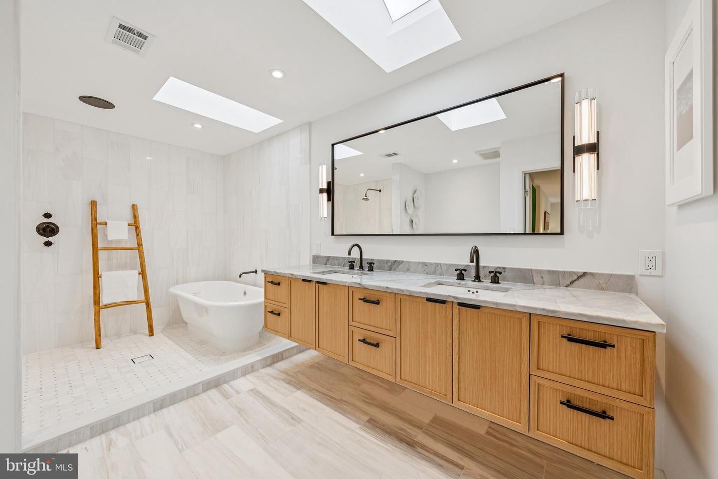 Oakton, Virginia, 22124, United States, 4 Bedrooms Bedrooms, ,4 BathroomsBathrooms,Residential,Active,1971783