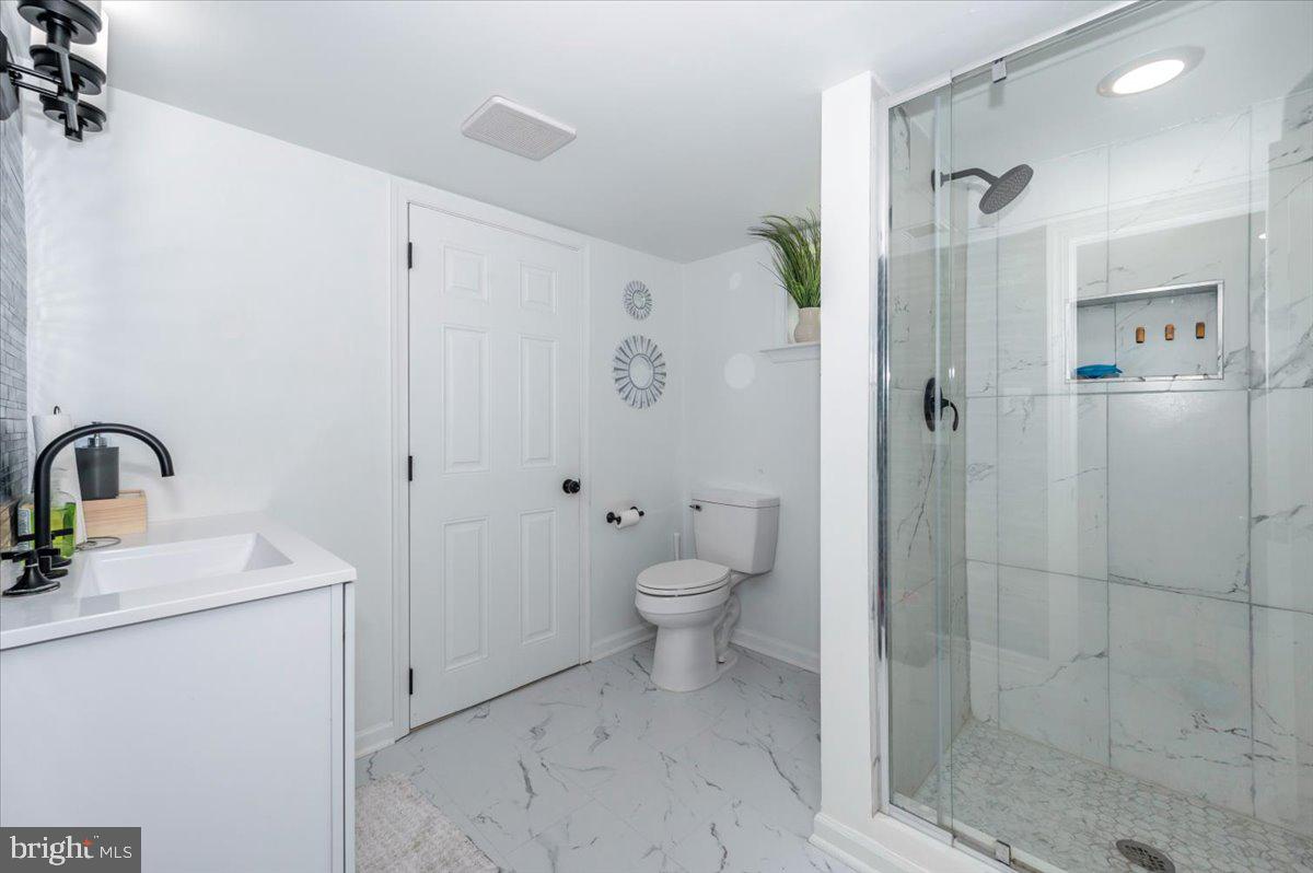 Fairfax, Virginia, 22030, United States, 5 Bedrooms Bedrooms, ,4 BathroomsBathrooms,Residential,Active,1892608