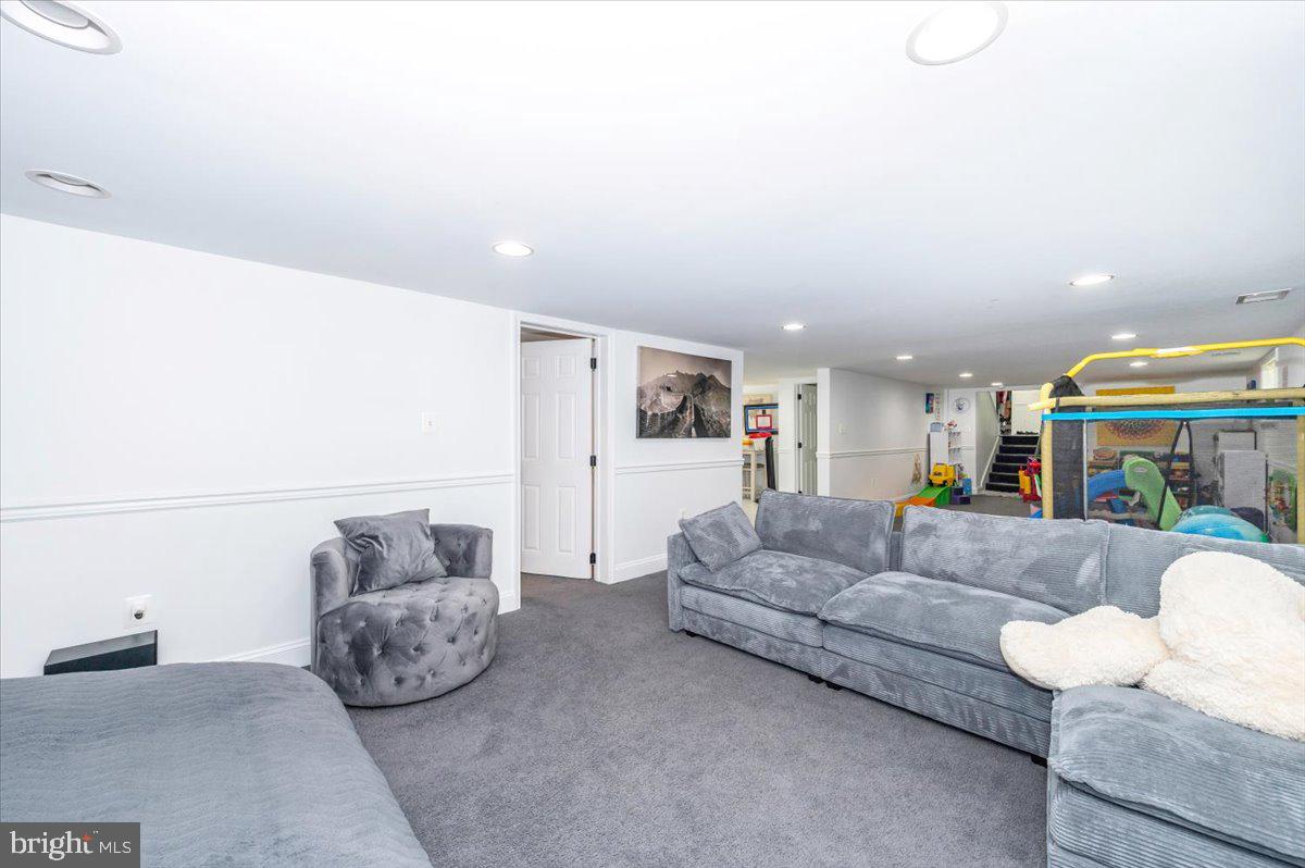 Fairfax, Virginia, 22030, United States, 5 Bedrooms Bedrooms, ,4 BathroomsBathrooms,Residential,Active,1892608