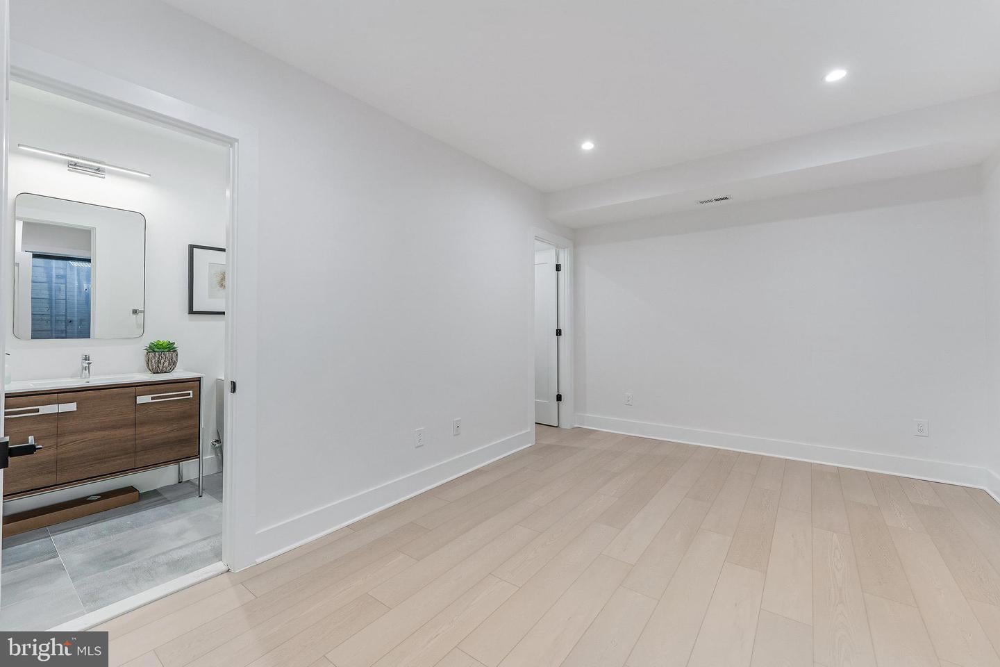 Falls Church, Virginia, 22042, United States, 5 Bedrooms Bedrooms, ,5 BathroomsBathrooms,Residential,Active,1945048