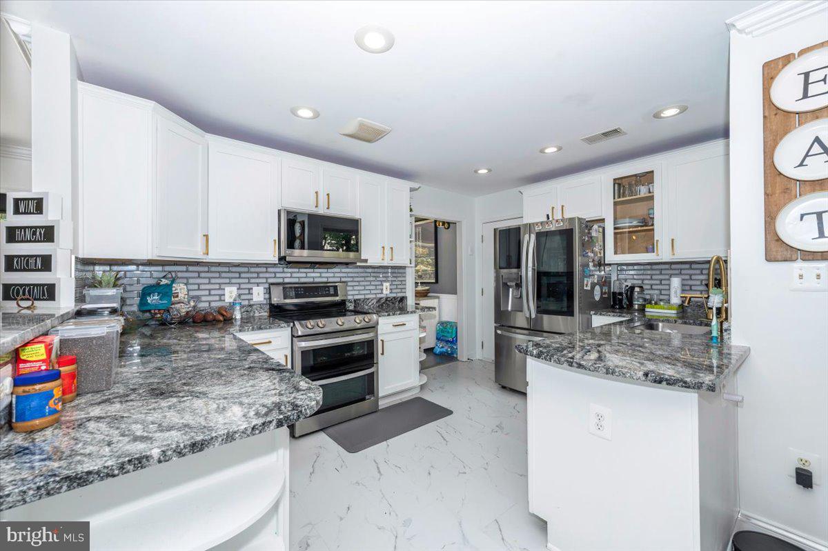 Fairfax, Virginia, 22030, United States, 5 Bedrooms Bedrooms, ,4 BathroomsBathrooms,Residential,Active,1892608