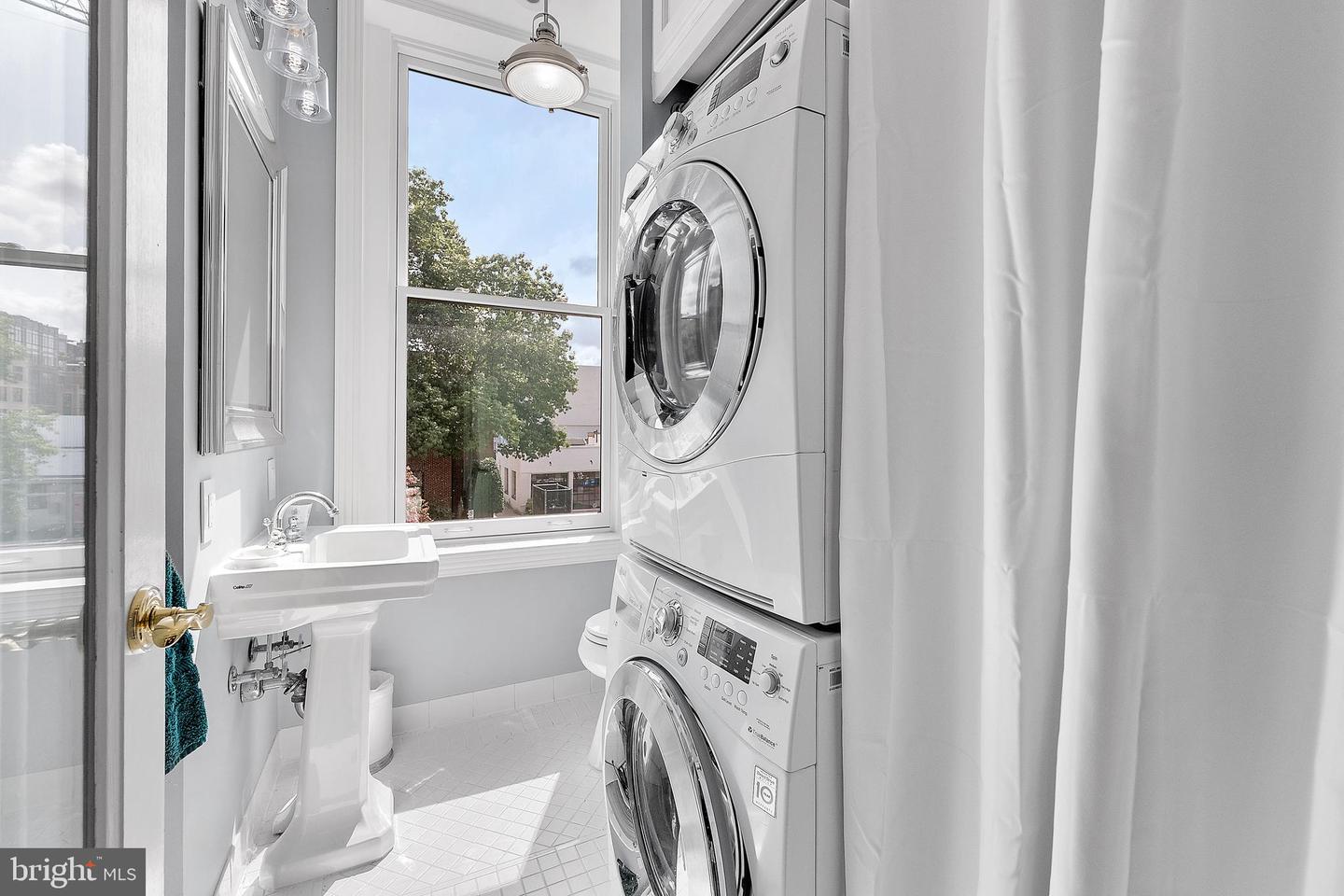Washington, District Of Columbia, 20005, United States, 3 Bedrooms Bedrooms, ,4 BathroomsBathrooms,Residential,Active,1943762