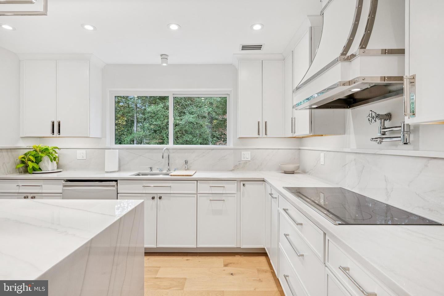 Oakton, Virginia, 22124, United States, 4 Bedrooms Bedrooms, ,4 BathroomsBathrooms,Residential,Active,1971783