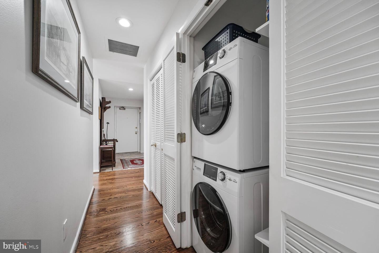 Alexandria, Virginia, 22314, United States, 2 Bedrooms Bedrooms, ,2 BathroomsBathrooms,Residential,Active,1929665