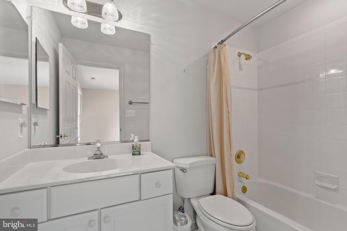 Oakton, Virginia, 22124, United States, 5 Bedrooms Bedrooms, ,5 BathroomsBathrooms,Residential,Active,1926902