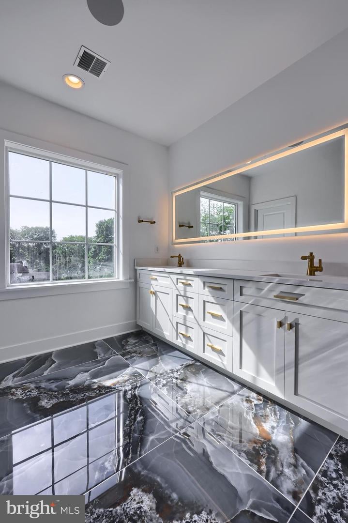 East Petersburg, Pennsylvania, 17520, United States, 4 Bedrooms Bedrooms, ,5 BathroomsBathrooms,Residential,Active,1702111